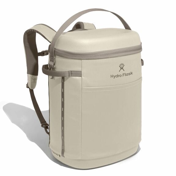 carryouttm-backpack-22-l-a8 18pco114-carryout-backpack-22l-oat-angled_1.jpg