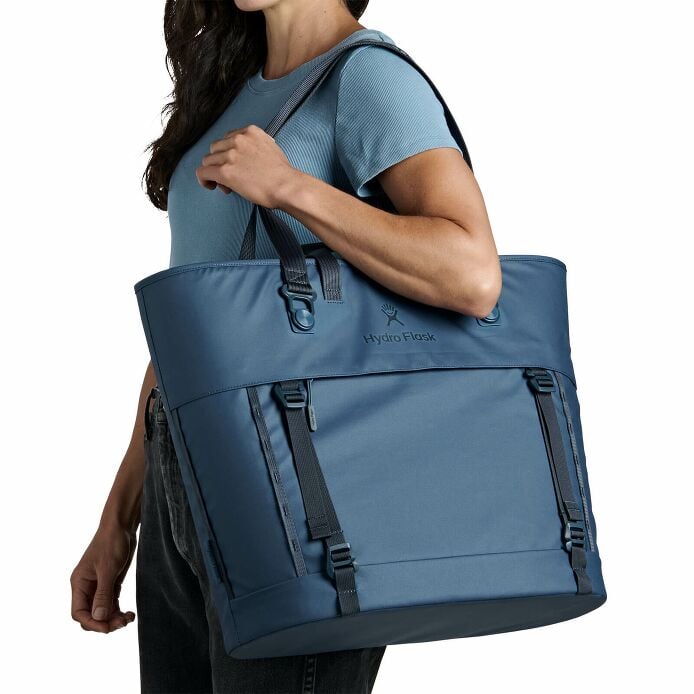 carryouttm-soft-cooler-tote-30-l-g8 250815_hydro_s26_hb_14614_2.jpg