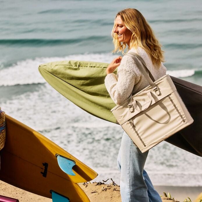 carryouttm-soft-cooler-tote-20-l-y5 hf_carryout_bouwer_d1_l1_torrey_pines_lifestyle_1142_1_1.jpg
