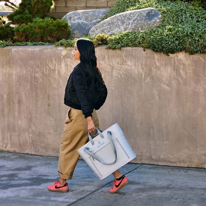 carryouttm-soft-cooler-tote-20-l-y5 hf_carryout_bouwer_d2_l1_stone_steps_0066_1.jpg