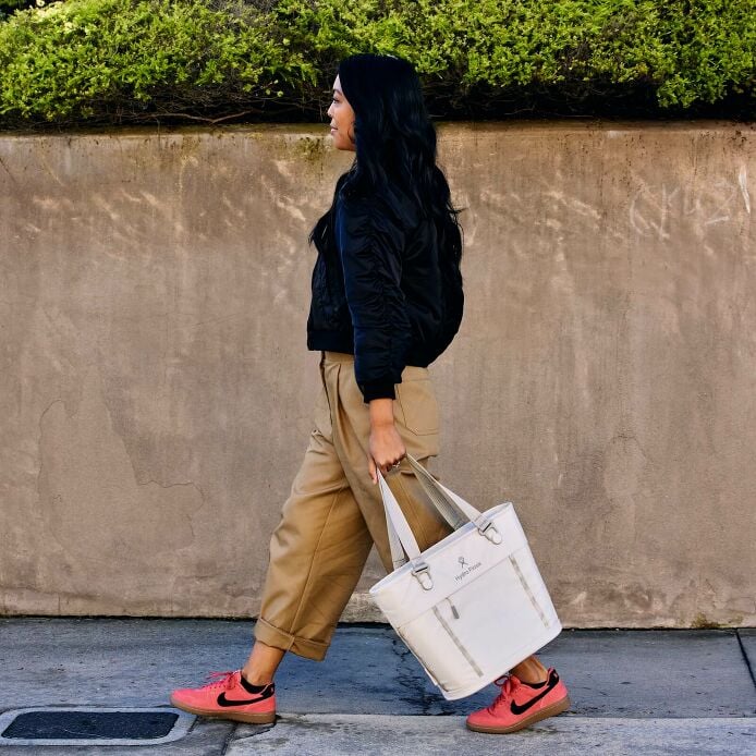 carryouttm-soft-cooler-tote-10-l-y0 hf_carryout_bouwer_d2_l1_stone_steps_0131_3.jpg