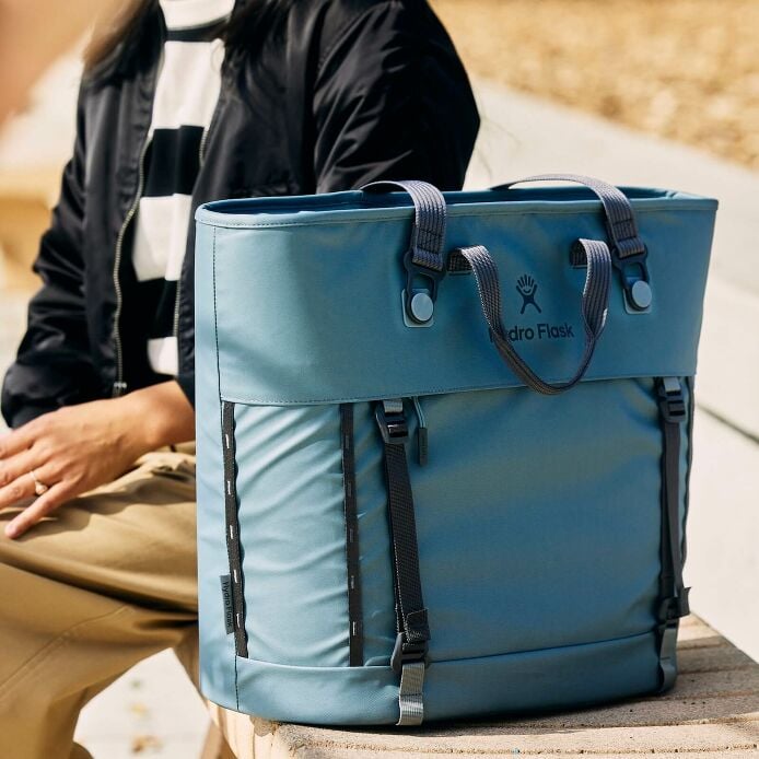 carryouttm-soft-cooler-tote-30-l-g8 hf_carryout_bouwer_d2_l2_parking_soccer_1930_1_1.jpg