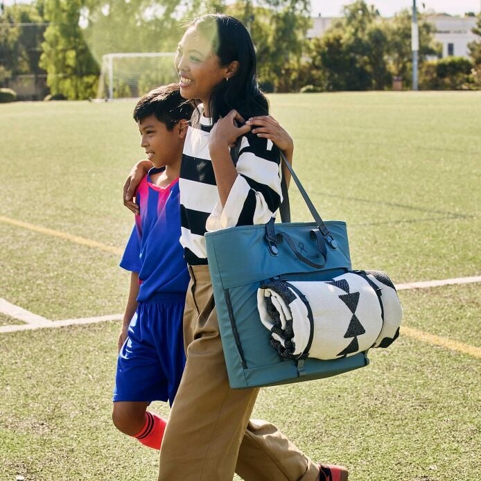 carryouttm-soft-cooler-tote-30-l-g8 hf_carryout_bouwer_d2_l2_parking_soccer_3406_1_1.jpg