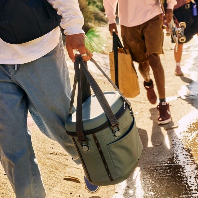 carryouttm-soft-cooler-10-l-j2 hf_carryout_bouwer_d2_l3_skate_ditch_3744_5.jpg